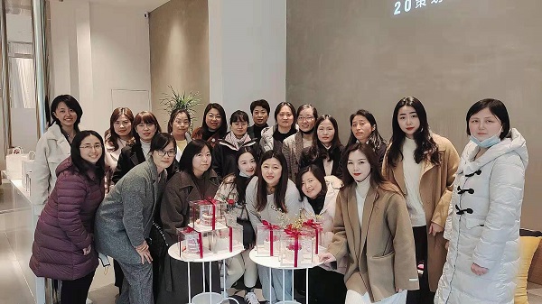 巧手做烘焙，，，甜蜜好时光——地产集团工会举行妇女节主题烘焙活动
