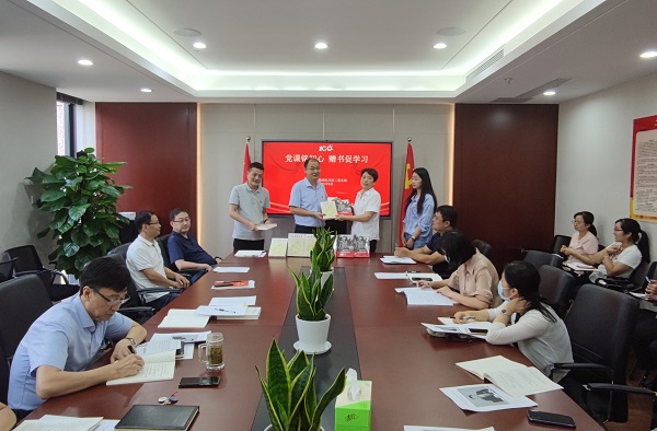 党课铭初心，，，，，，，赠书促学习——徽盐地产集团机关第二党支部推动党史学习教育再升温