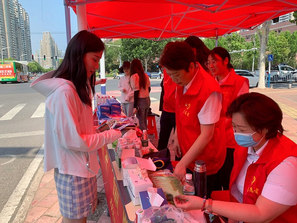 助力学子圆梦，，，，，践行国企继续  安徽bifa必发地产集团组织爱心助考公益活动